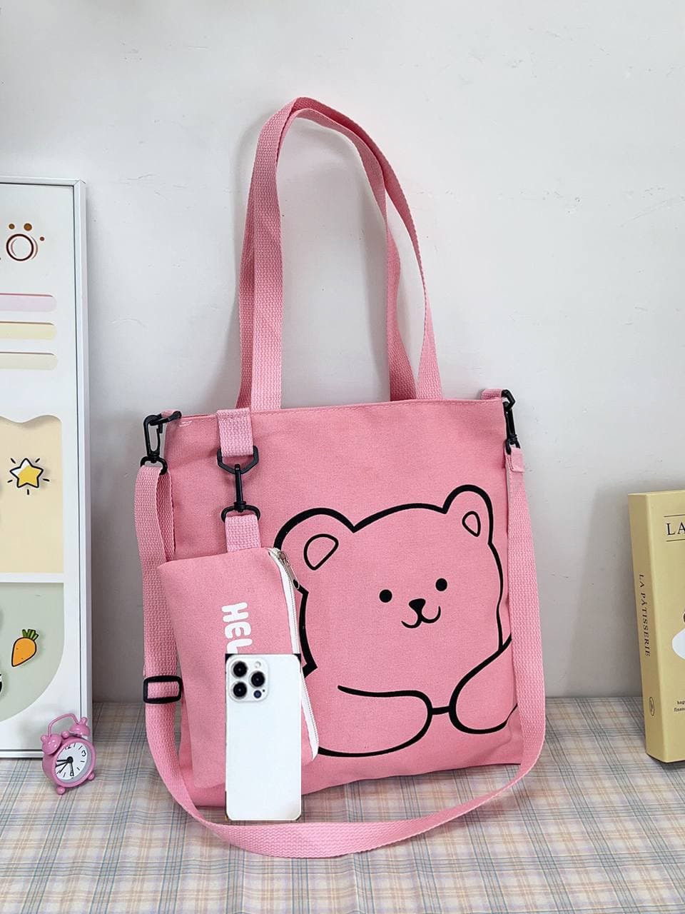purseA pink tote bag